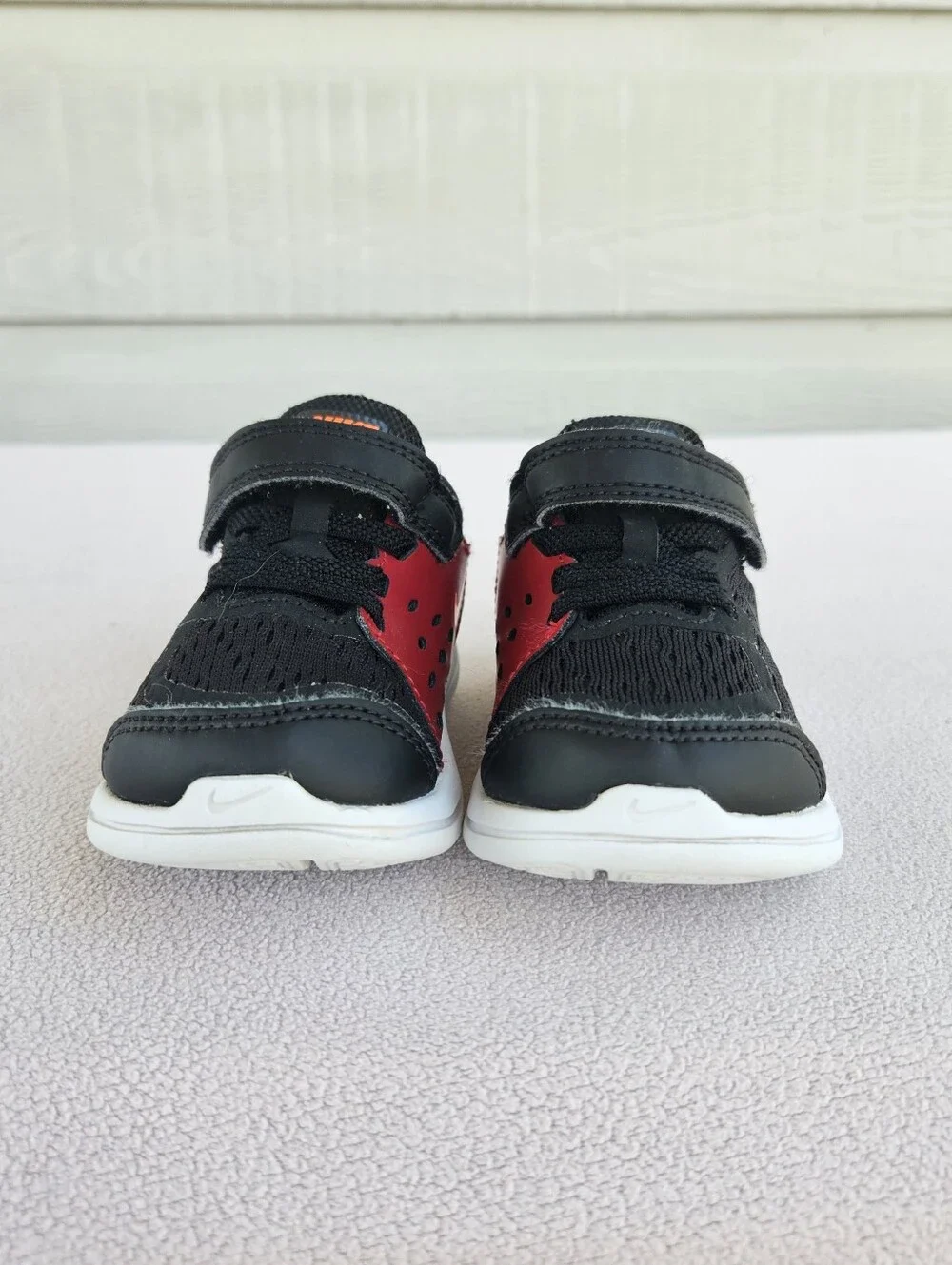 Nike Flex Run TD Sneaker Toddler SZ 6C Hook & Loop Black Red 904239-005